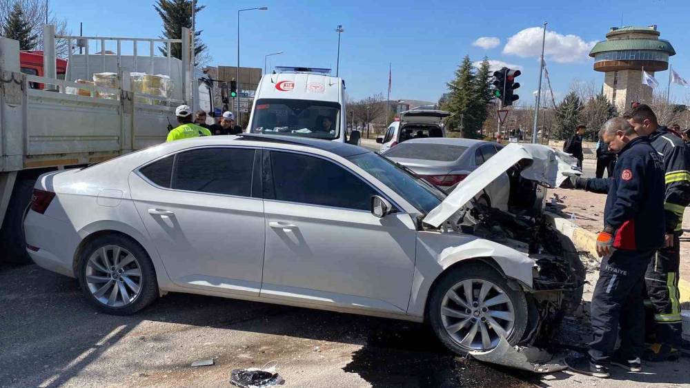 Elazığ&rsquo;da otomobiller &ccedil;arpıştı: 6 yaralı

