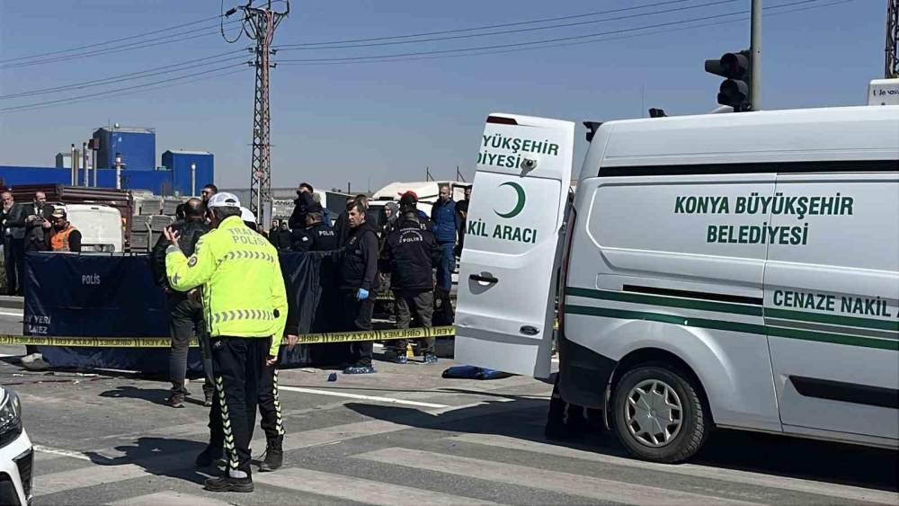 Kırmızı ışıkta bekleyen hafif ticari araca motosiklet &ccedil;arptı: 1 &ouml;l&uuml;
