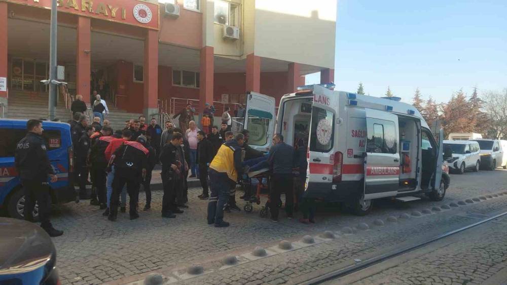 Adliye &ouml;n&uuml;nde kalbinden bı&ccedil;aklanarak &ouml;ld&uuml;r&uuml;len Emrah&rsquo;ın amcası konuştu

