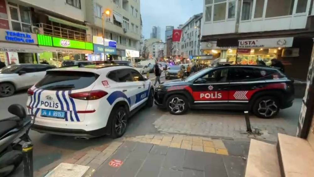 Şişli&rsquo;de silahlı kavgada seken kurşunlar yoldan ge&ccedil;en kadına isabet etti
