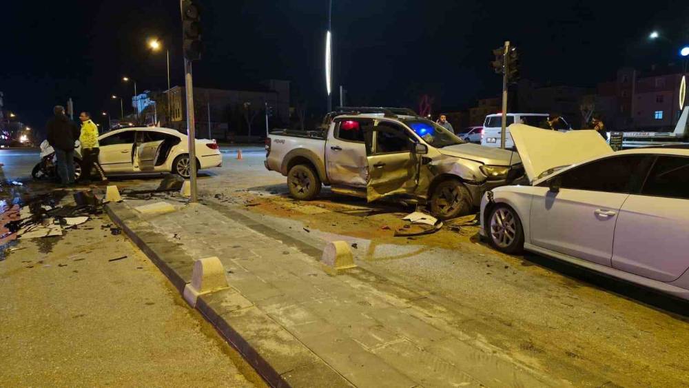 Pikap ile otomobilin &ccedil;arpıştığı kazada ortalık savaş alanına d&ouml;nd&uuml;: 6 yaralı
