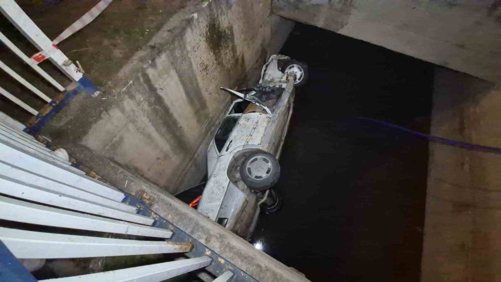 Eskişehir&rsquo;de kontrolden &ccedil;ıkan otomobil sulama kanalına u&ccedil;tu: 2 yaralı
