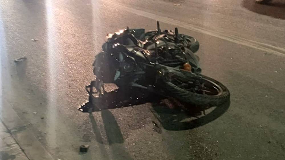 Hafif ticari ara&ccedil;la &ccedil;arpışan motosiklet s&uuml;r&uuml;c&uuml;s&uuml; hayatını kaybetti
