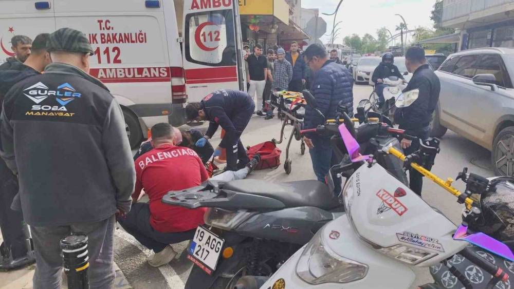 Hafif ticari ara&ccedil; ile motosiklet &ccedil;arpıştı o anlar g&uuml;venlik kamerasına yansıdı: 1 yaralı
