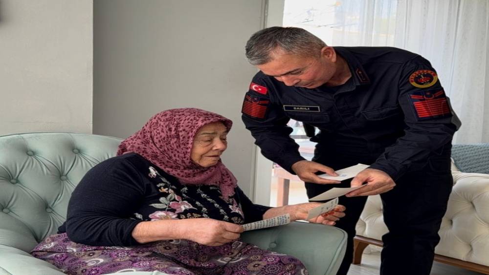 30 yıl &ouml;nce şehit olan askerin silah arkadaşından şehit annesine duygulandıran ziyaret
