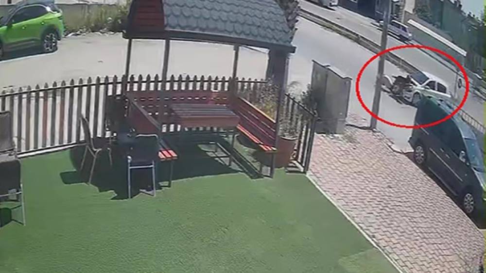 Otomobille motosikletin &ccedil;arpıştığı kaza g&uuml;venlik kamerasında: 1 yaralı
