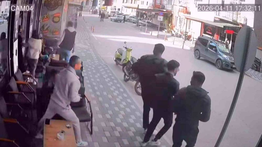 Simav&rsquo;da 4.8 b&uuml;y&uuml;kl&uuml;ğ&uuml;nde deprem anı kamerada
