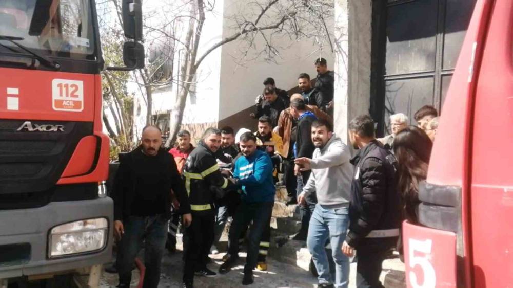 Komşusunu kurtarmak isterken yangının ortasında kaldı
