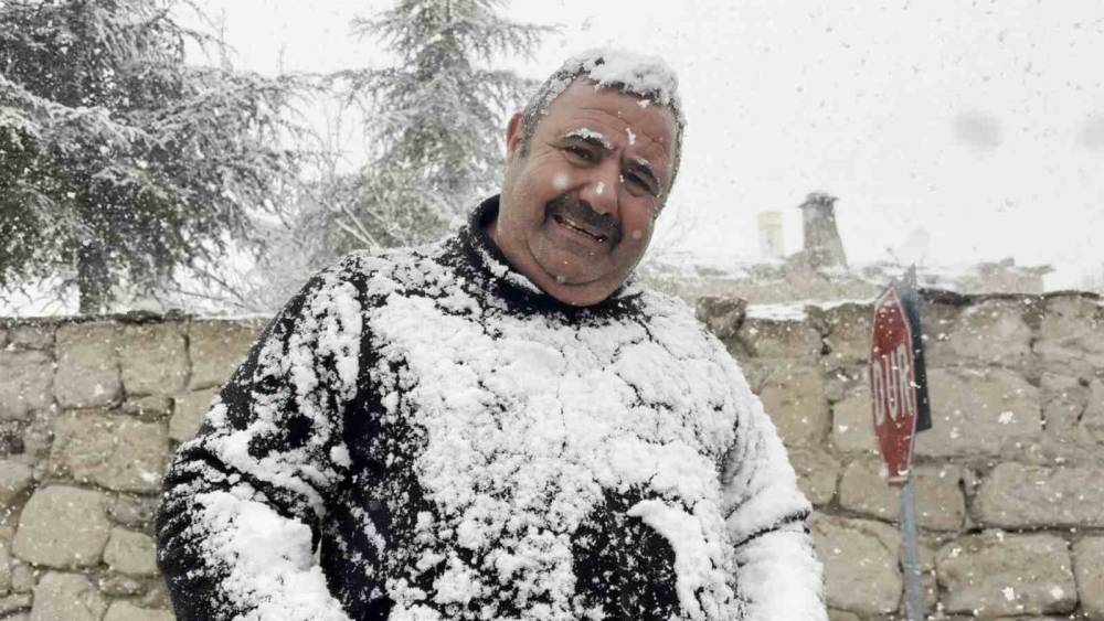 Nisan ayı ortasında Aksaray&rsquo;da kar yağışı devam ediyor
