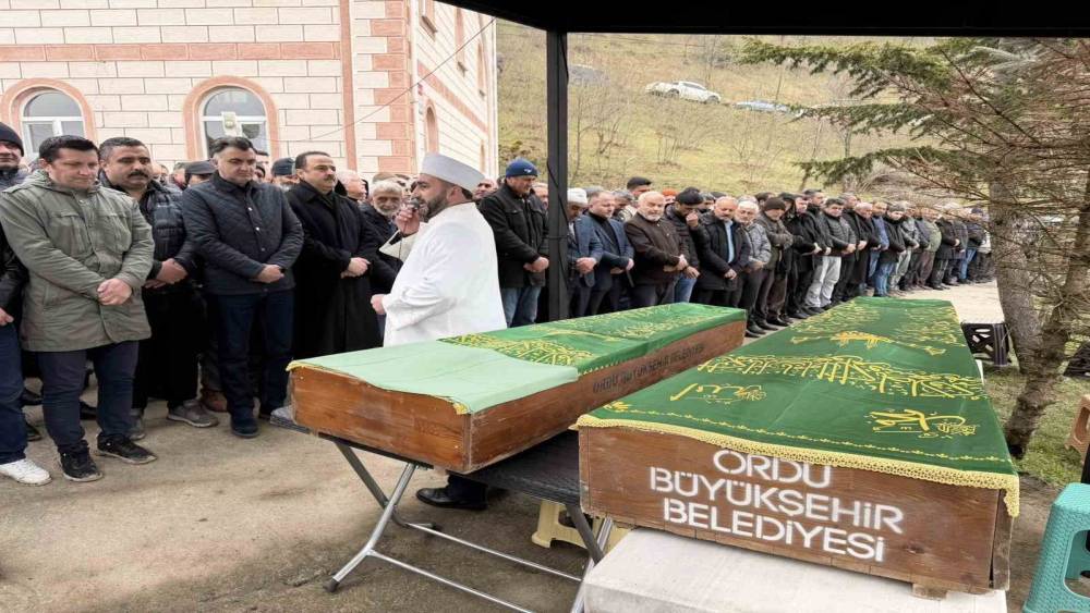 Trafik kazasında hayatını kaybeden baba ve &ouml;ğretmen kızı son yolculuğuna uğurlandı
