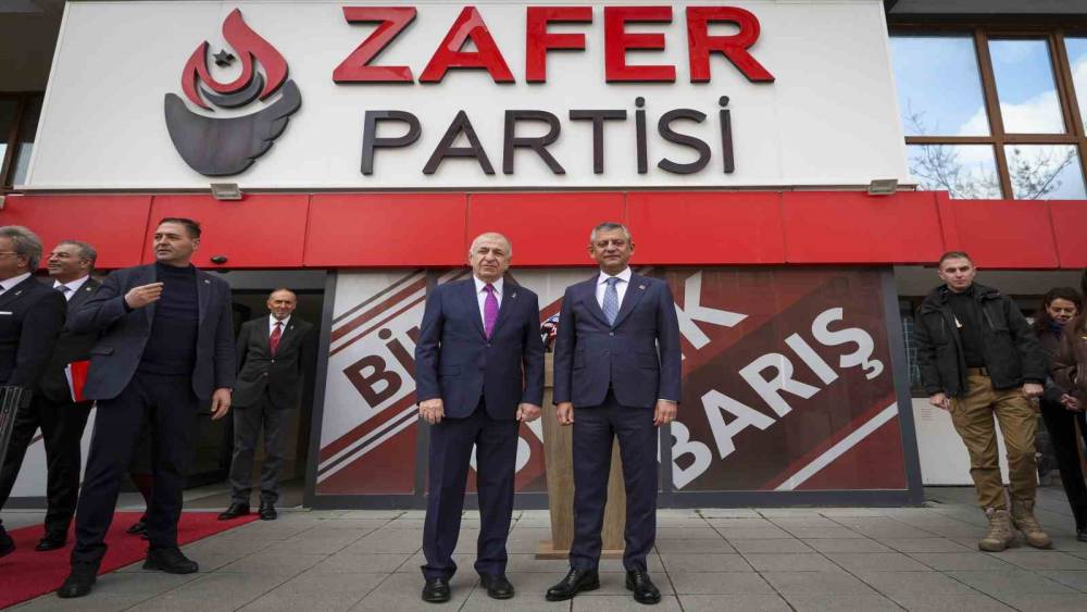 CHP Genel Başkanı &Ouml;zel&rsquo;den Zafer Partisi Genel Başkanı &Ouml;zdağ&rsquo;a ziyaret
