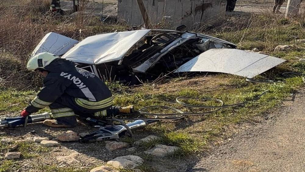 Kontrolden &ccedil;ıkan otomobil şarampole yuvarlandı: 2 yaralı
