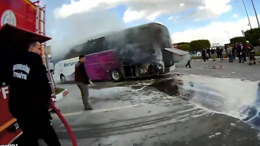 Yolcu otob&uuml;s&uuml;nde &ccedil;ıkan yangın b&uuml;y&uuml;meden s&ouml;nd&uuml;r&uuml;ld&uuml;
