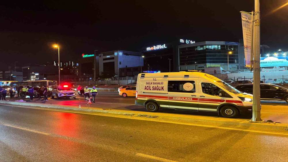 Bakırk&ouml;y E5&rsquo;te kontrolden &ccedil;ıkan motosiklet direğe &ccedil;arptı: : 2 &ouml;l&uuml;
