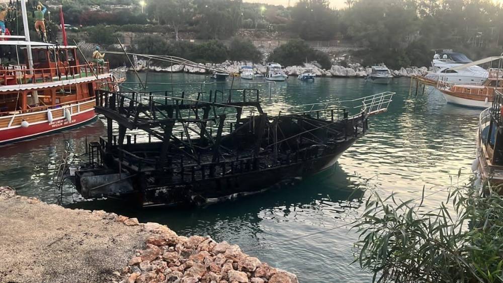 Bir teknede başlayan yangın diğerlerine de sı&ccedil;radı: 6 tekne zarar g&ouml;rd&uuml;
