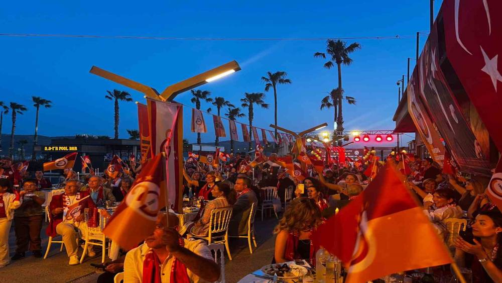 Bandırma&rsquo;da Galatasaray&rsquo;ın 26. şampiyonluğu coşkuyla kutlandı
