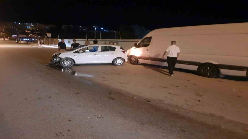 Isparta&rsquo;da kontrolden &ccedil;ıkan otomobil park halindeki araca &ccedil;arptı: 1 yaralı
