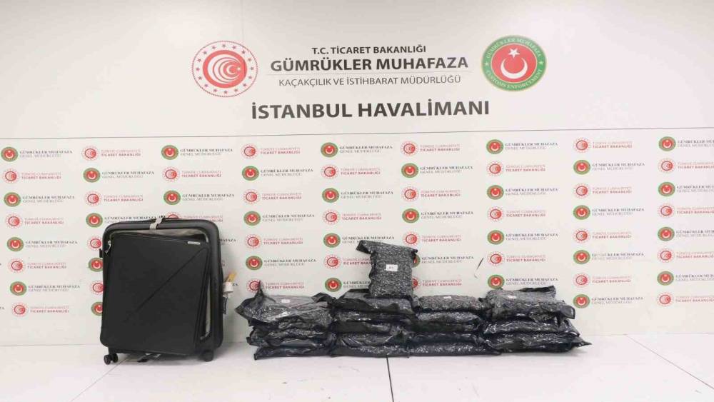 İstanbul Havalimanı&rsquo;nda uyuşturucu operasyonu: 22,5 kilogram esrar ele ge&ccedil;irildi
