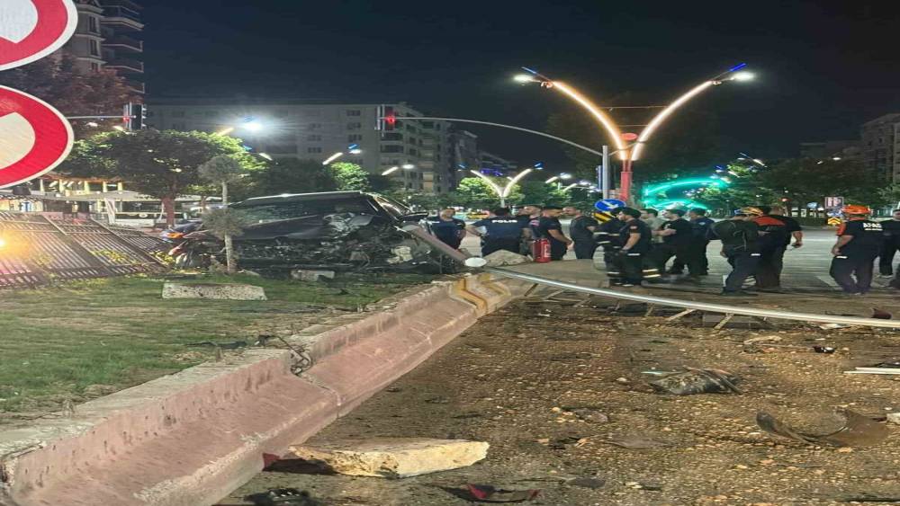 Batman&rsquo;da ara&ccedil;lar &ccedil;arpıştı: 3 yaralı

