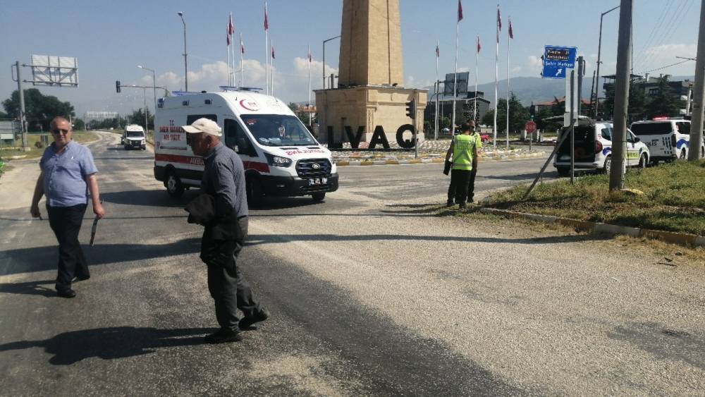 Isparta&rsquo;da ticari ara&ccedil; ile otomobil &ccedil;arpıştı: 1 yaralı
