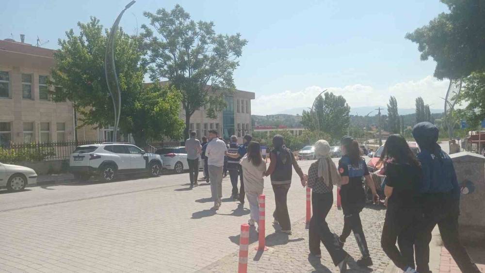 K&uuml;tahya&rsquo;daki uyuşturucu operasyonunda 28 ş&uuml;pheli adliyeye sevk edildi
