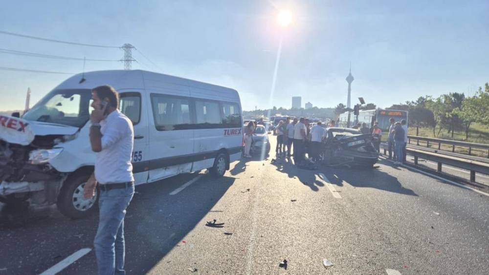 B&uuml;y&uuml;k&ccedil;ekmece&rsquo;de 2 aracın karıştığı kazada 1&rsquo;i ağır 4 kişi yaralandı
