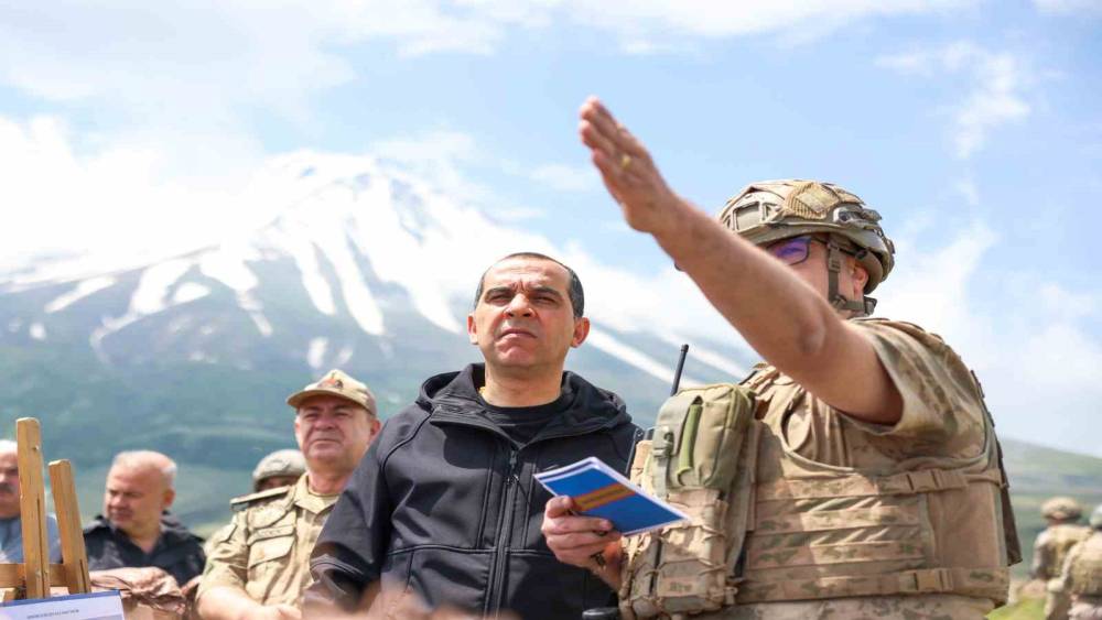 Iğdır Valisi Taşolar, sınır hattındaki karakol ve &uuml;s b&ouml;lgelerini ziyaret etti
