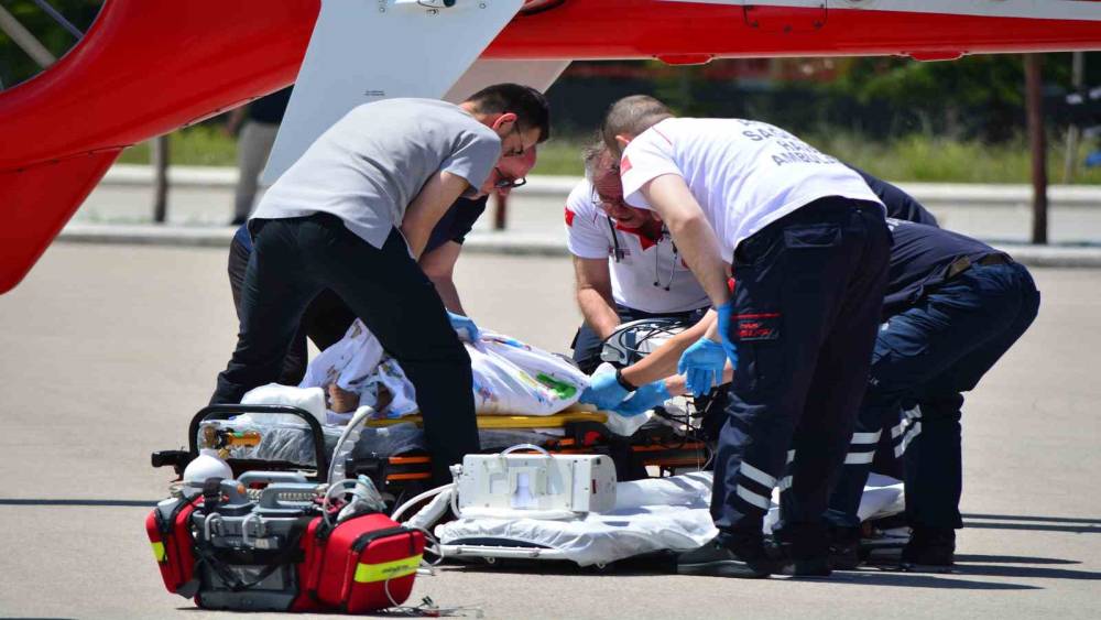 &Ccedil;orum&rsquo;da balkondan d&uuml;şen &ccedil;ocuk ağır yaralandı, ambulans helikopterle Ankara&rsquo;ya sevk edildi
