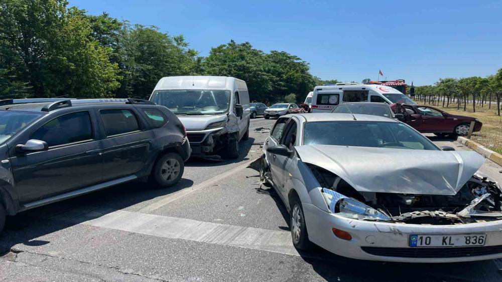 Balıkesir&rsquo;de 6 ara&ccedil; zincirleme kaza yaptı; 2 yaralı
