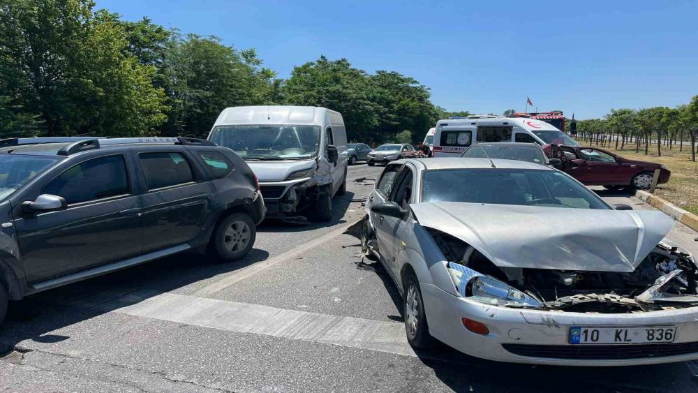 Balıkesir&rsquo;de 6 aracın karıştığı zincirleme kaza: 2 yaralı
