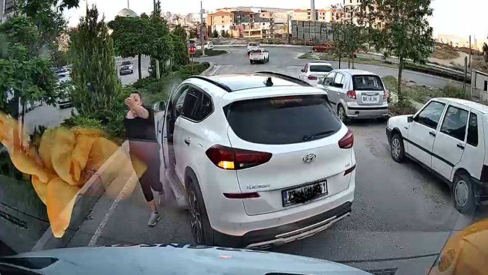 Trafikte yol kesip tepki g&ouml;steren s&uuml;r&uuml;c&uuml; kamerada
