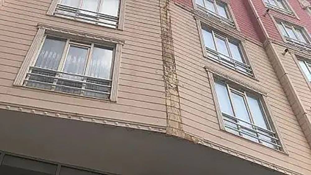 Apartmanın dış cephe kaplaması otomobilin &uuml;zerine d&uuml;şt&uuml;
