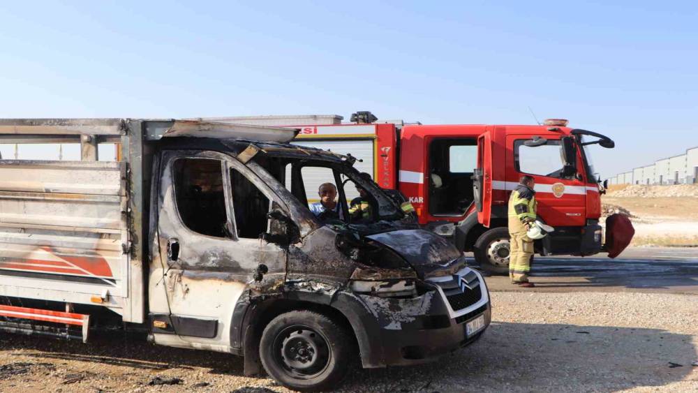 Kasasındaki atık malzemeler tutuşan kamyonet yanarak demir yığınına d&ouml;nd&uuml;

