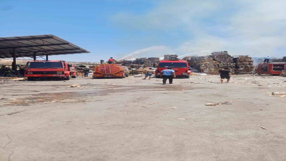 Nizip&rsquo;te kağıt fabrikasında yangın
