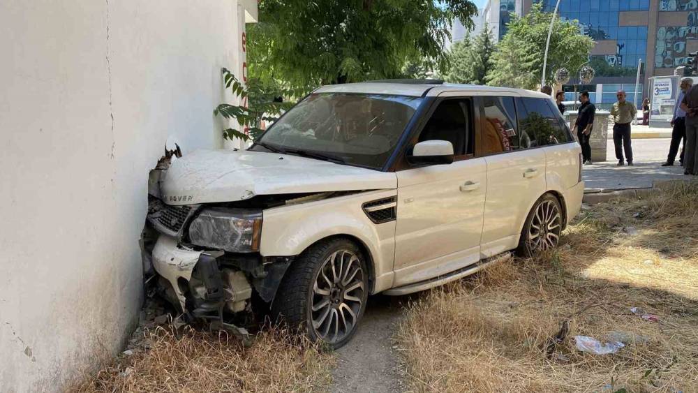 Kontrolden &ccedil;ıkan cip, kaldırımda y&uuml;r&uuml;yen vatandaşa &ccedil;arptı: 1&rsquo;i ağır 2 yaralı
