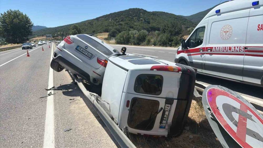 Sollamaya &ccedil;ıkan iki otomobil &ccedil;arpıştı: 4 yaralı
