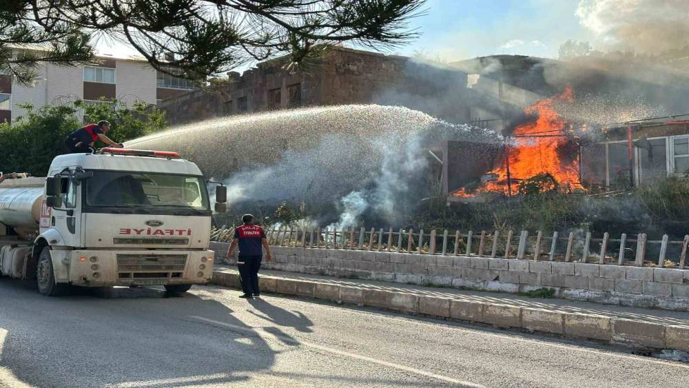 Bitlis&rsquo;te korkutan yangın

