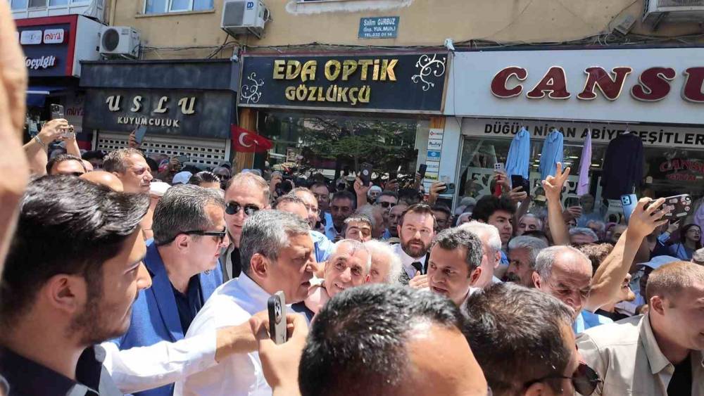 &Ouml;zg&uuml;r &Ouml;zel&rsquo;in Niğde programında vatandaşlar ezilme tehlikesi ge&ccedil;irdi
