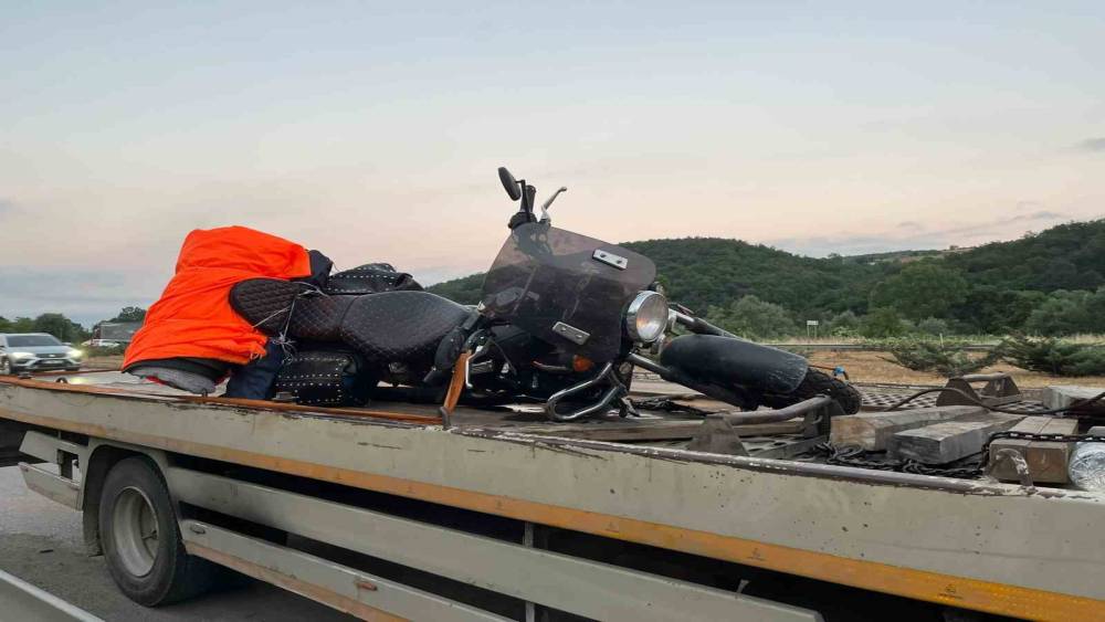 Samsun&rsquo;da k&ouml;peğe &ccedil;arpan motosikletteki s&uuml;r&uuml;c&uuml; ve yolcu yaralandı

