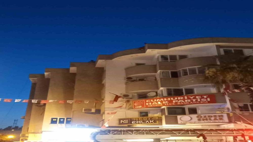 Muğla&rsquo;da &ccedil;atıya &ccedil;ıkan gen&ccedil; ikna edilerek aşağı indirildi
