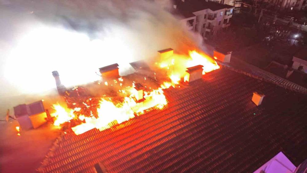 Elektrik panosunda &ccedil;ıkan yangın apartmanın &ccedil;atısını sardı: O anlar kamerada
