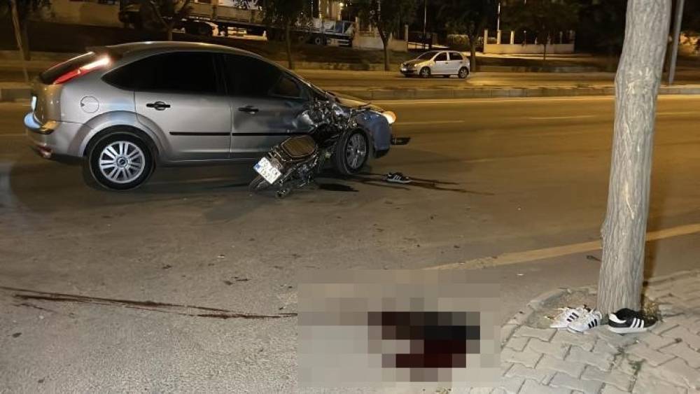 Motosiklet otomobile ok gibi saplandı: 1 &ouml;l&uuml;, 1 yaralı
