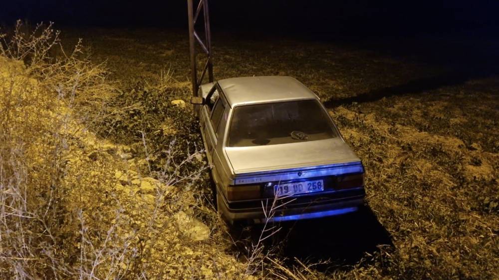 &Ccedil;orum&rsquo;da otomobil tarlaya u&ccedil;tu: 1 yaralı
