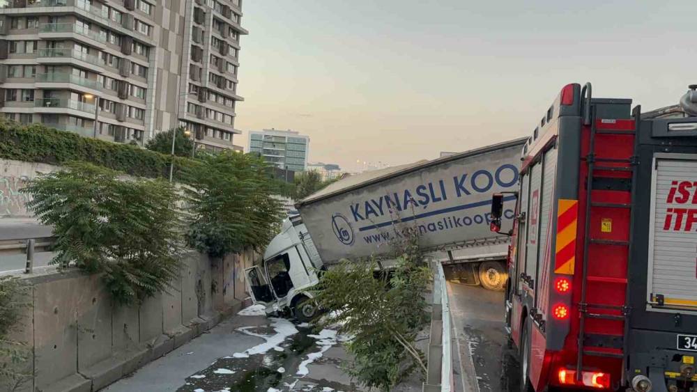 Esenler&rsquo;de tır yol kenarındaki dereye u&ccedil;tu: 1 yaralı
