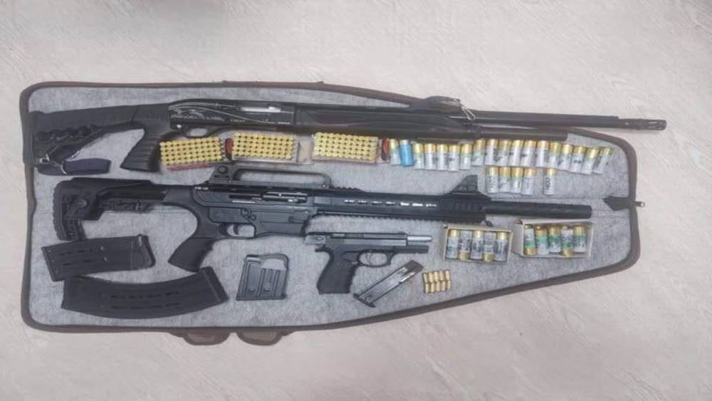 Diyarbakır&rsquo;da ara&ccedil; i&ccedil;erisinde silah ve fişek ele ge&ccedil;irildi: 3 ş&uuml;pheli yakalandı
