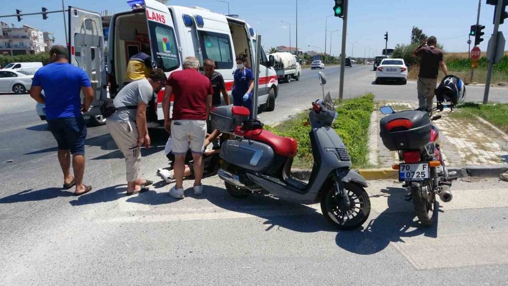 Antalya&rsquo;da devrilen motosikletli yaralandı
