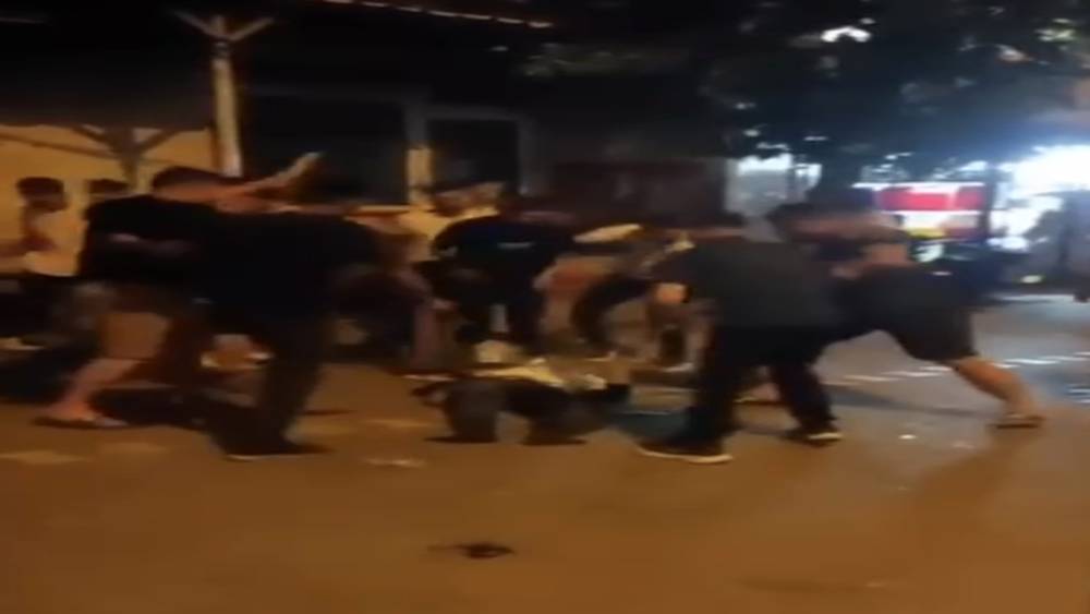 Kadını darp eden adamı mahallelinin lin&ccedil; anları kamerada
