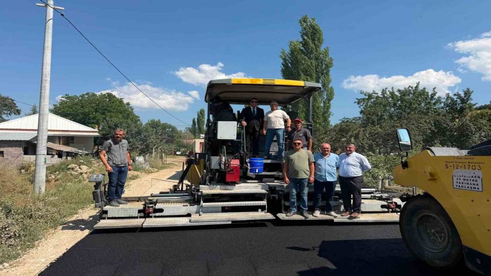 Şaphane Uğurlug&uuml;me k&ouml;y&uuml;nde yol &ccedil;alışması tamamlandı
