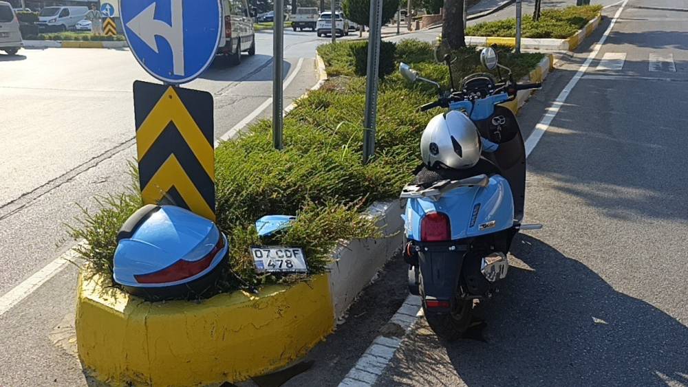 Hafif ticari ara&ccedil;la &ccedil;arpışan motosikletli yaralandı
