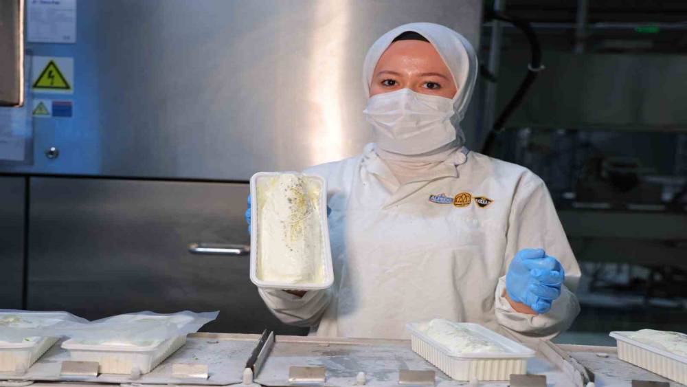 Maraş dondurmasında sıcak mesaisi: Yıllık &uuml;retim 120 bin tona ulaştı

